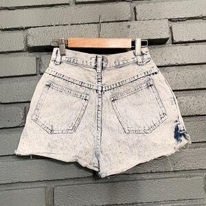 STEFANO® WOMEN’S ACID WASH DENIM CUTOFF SHORTS.